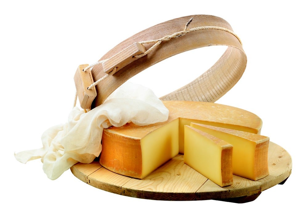 meule-beaufort-tranches-cercle-toile-de-lin